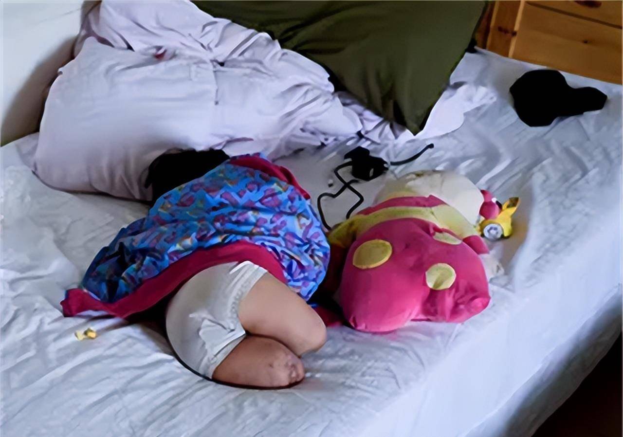 2013年,2岁女孩只剩上半身,老婆离婚女儿残疾,单亲爸爸痛哭