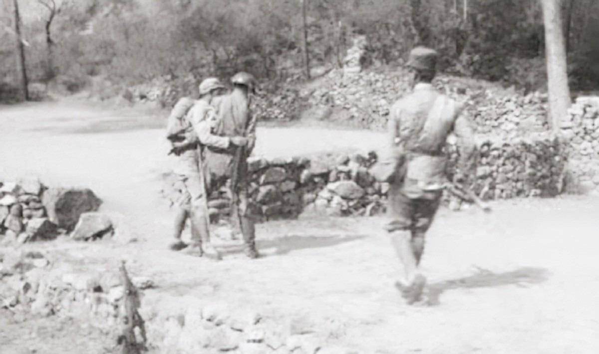 此人牺牲,全团官兵一起披麻戴孝,集体在遗像前下跪