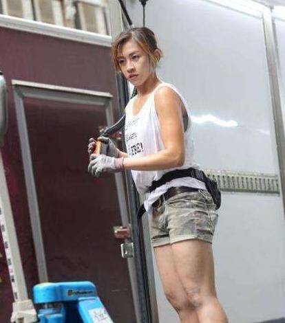 那位被称香港"最美搬运工"的女孩,被富二代看上后,现状如何