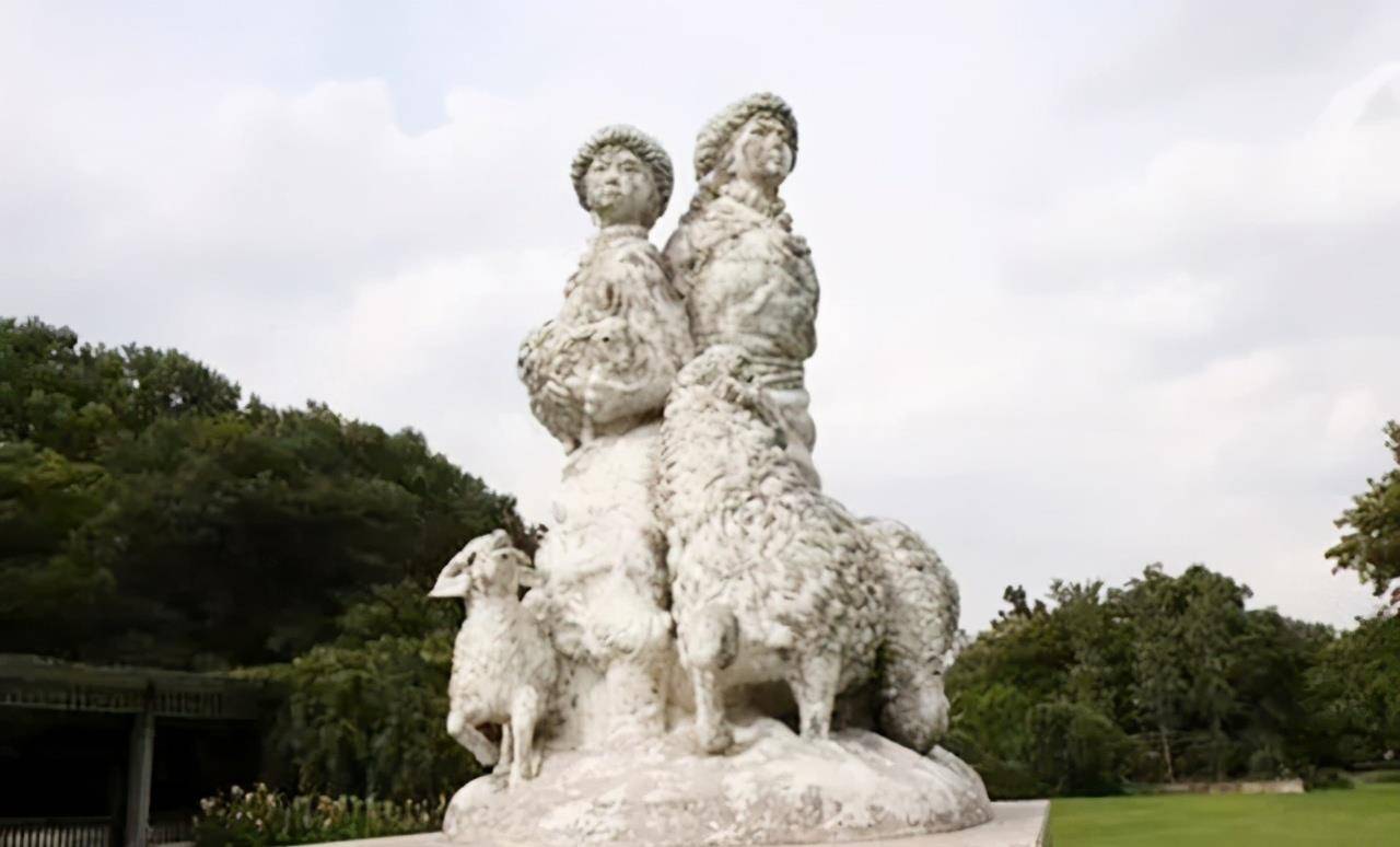 56年前的草原姐妹龙梅和玉荣,因保护羊群落下残疾,现状如何?