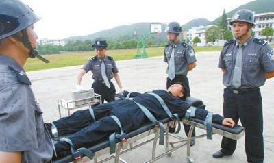 王怀忠案涉案人员多,数额大,王怀忠认罪态度几经反复,最后全盘翻供.