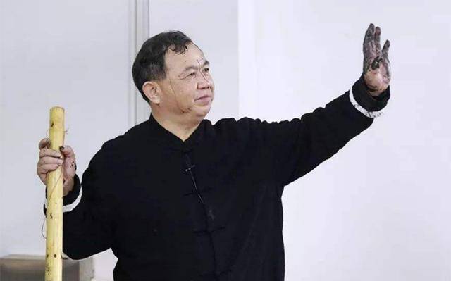 自创吼书的曾翔:作品卖出23万,被形容丑书,他骂别人不懂艺术