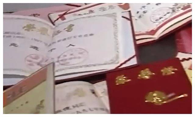 抛妻弃子迎娶新妻,晚年回家哭求儿女赡养,女儿:先与母亲复婚