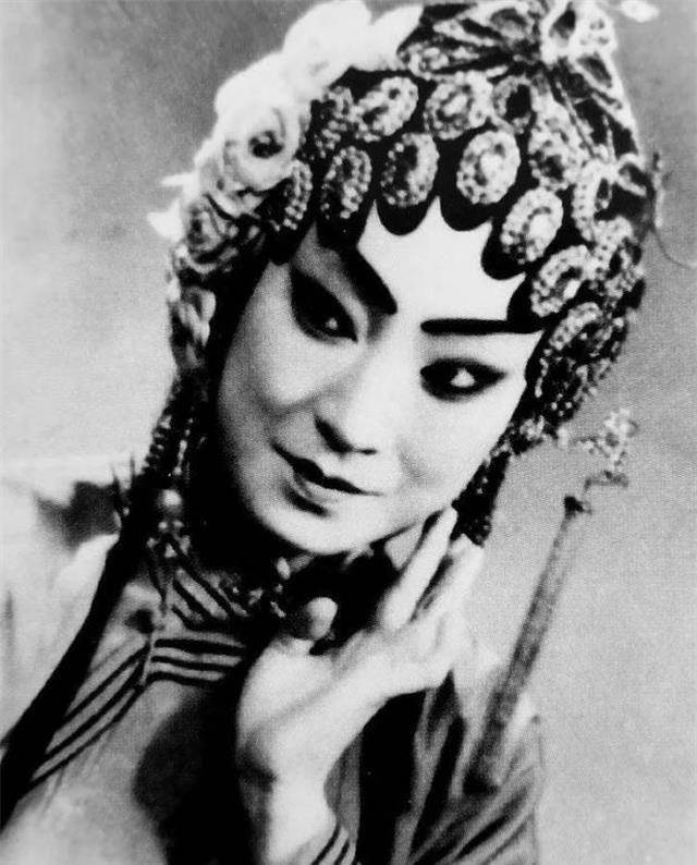 孟遏云不愿在澡堂洗澡,被人质疑后解释:曾遭军阀囚禁胸部有刺字