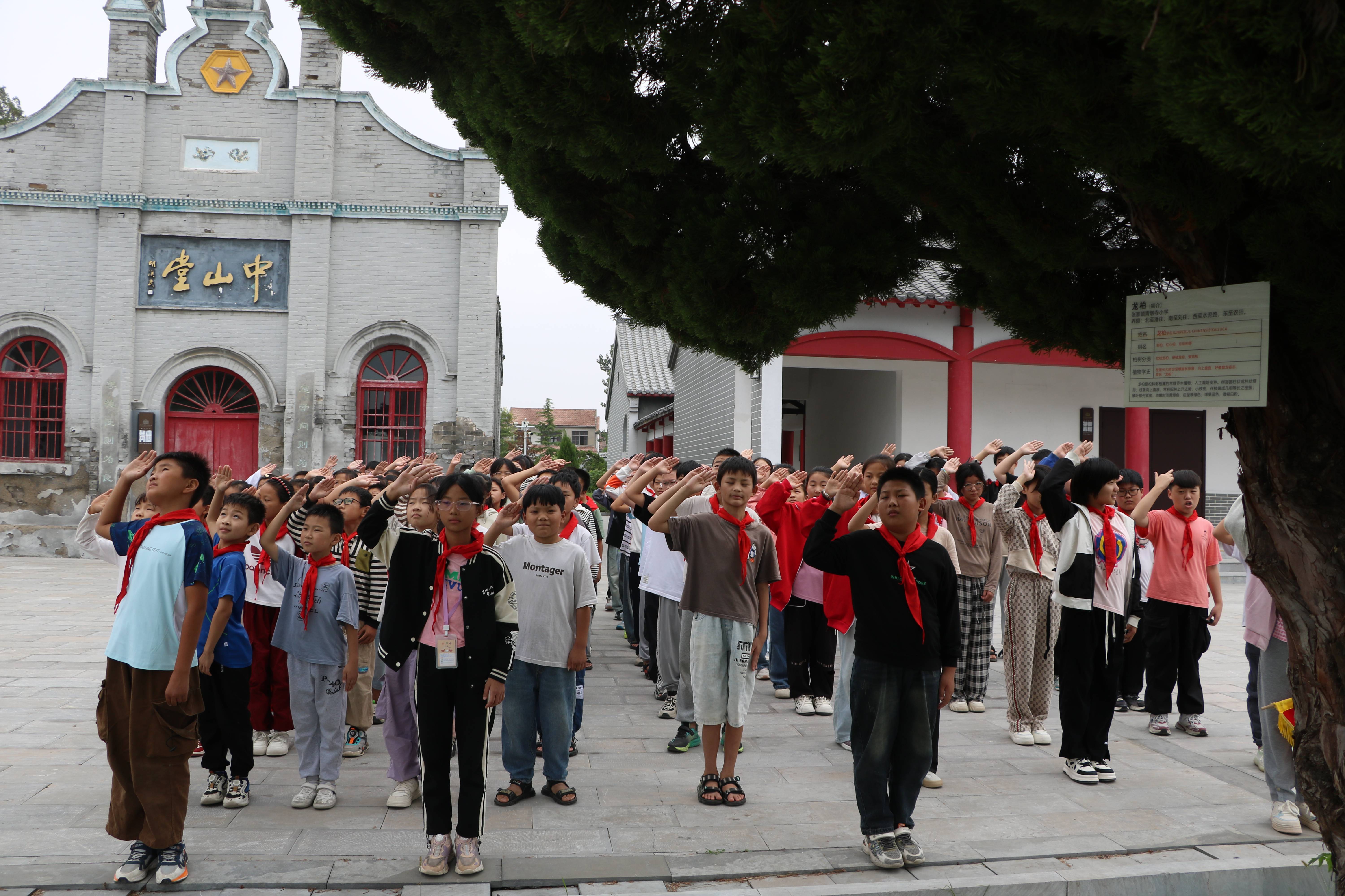 沛县张寨镇青墩寺小学国庆节升旗仪式:贺祖国华诞,展少年雄心