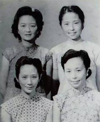 大姐张元和,与昆曲名家顾传玠爱的惊天动地;二姐张允和,与语言学家