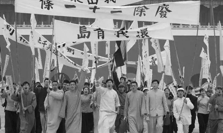 1919年,国内爆发五四运动.