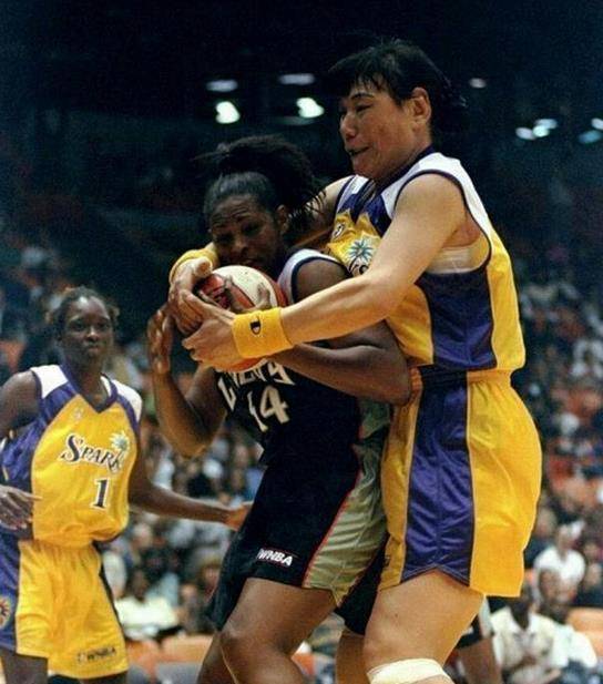 篮坛女巨人郑海霞:第一次恋爱失败,43岁结婚,在家地位很高