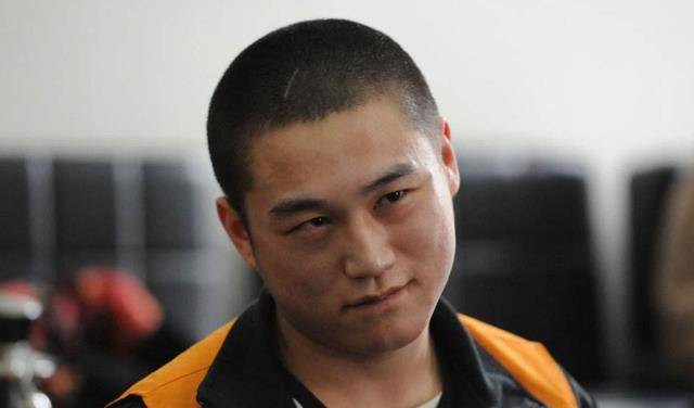 在庭审现场的马金库到了晚上,已经十分疲倦的马金库想要睡觉,但是