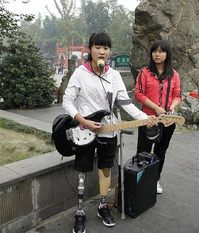 汶川地震女孩李应霞图片