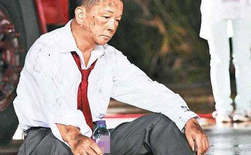 戏骨廖启智近照曝光,66岁沦落街边卖廉价衣服,网友:演技太好了