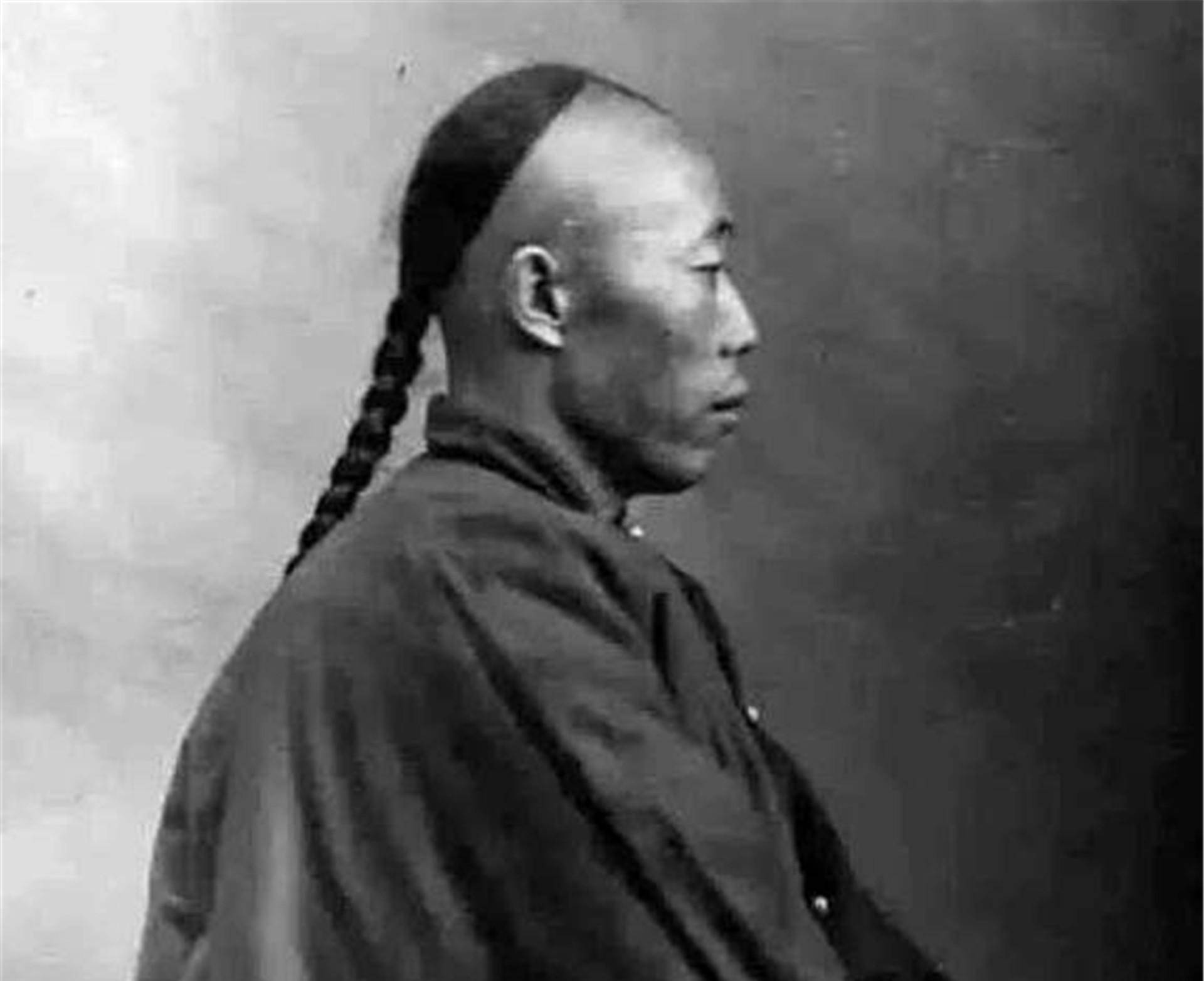 清朝人的"辫子"有多脏?英国女子:看后想吐,吃饭难以下咽