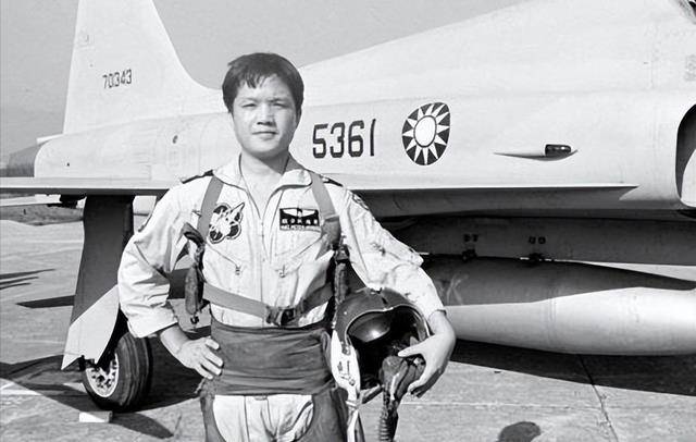 1981年,黄植诚驾百万战机起义,被奖65万,次年娶美女空姐为妻_手机搜狐网