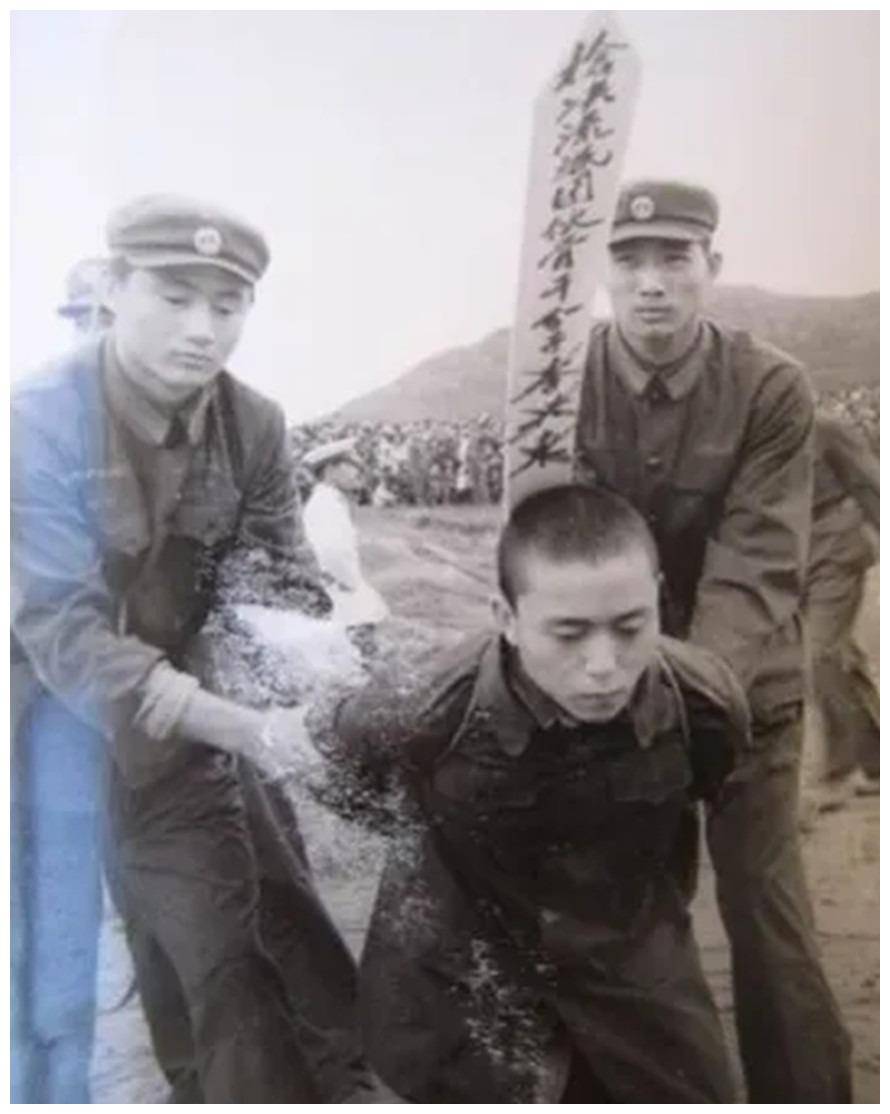 老照片:微笑的北京"悍匪"王立华;1928年,一名将被处决的女犯