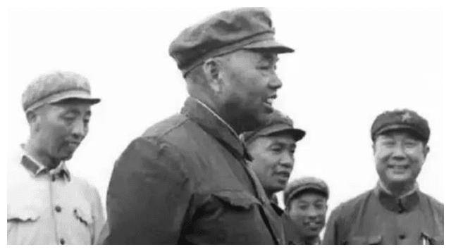1932年,许世友和红军战士比武,指着一警卫员说道:咱俩比比
