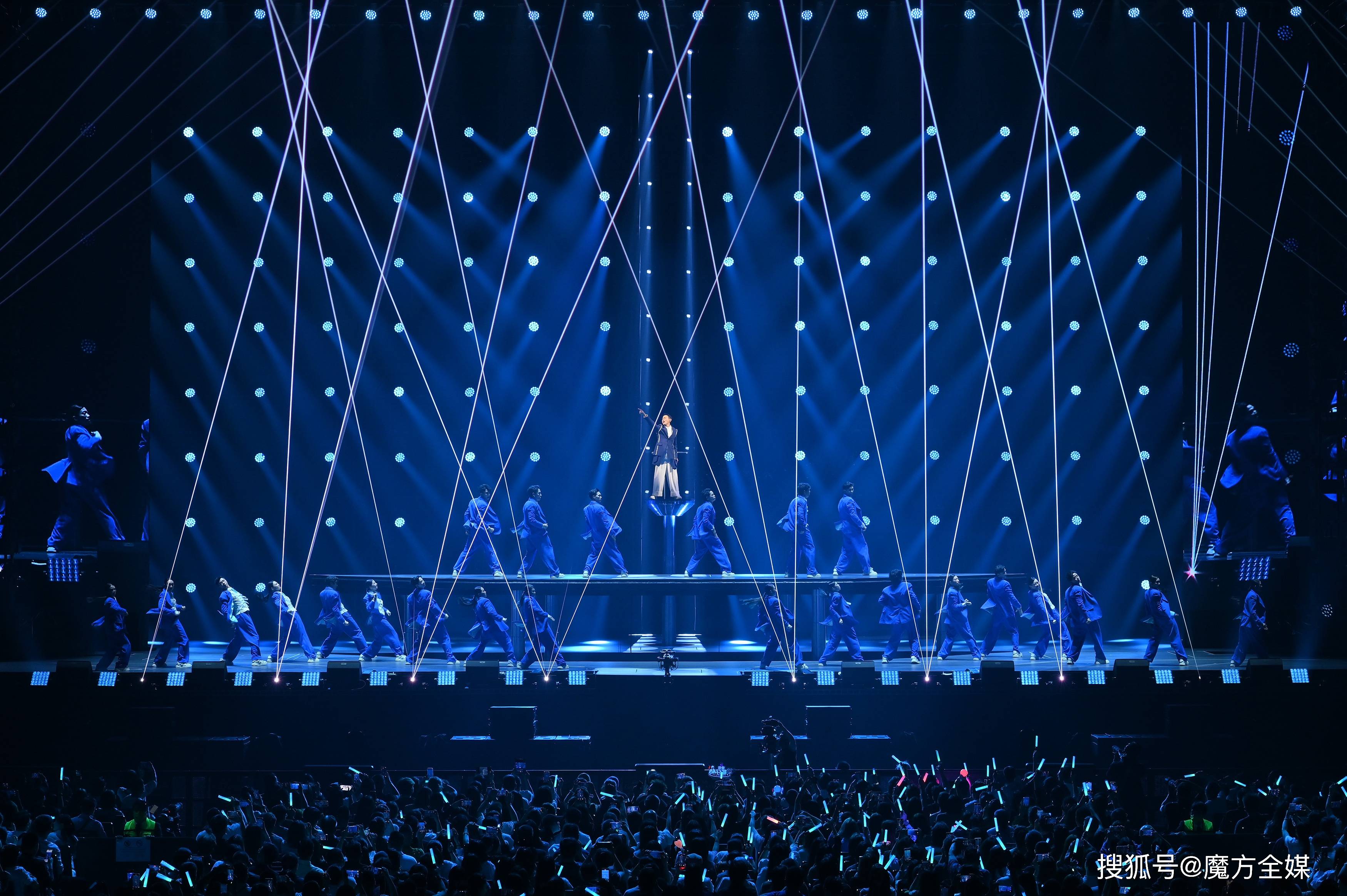 高H夫妇第 48 部震撼发布引爆全网，粉丝狂呼期待值拉满，业界震动引发热议，明星情侣热度再创新高。