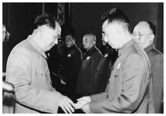 1955年，元帅之首朱德的授衔编号只是004，001被毛主席让给了谁？_彭德怀_军衔_名单