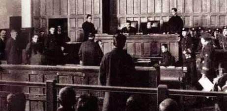 从此以后,褚玉凤与白宗魏交往过密,花大钱买白宗魏的画.