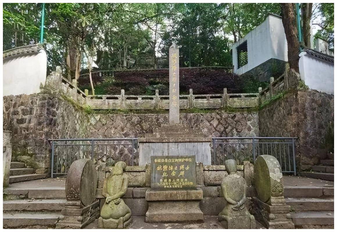 1994年,在汪精卫墓地的原址上,建造了一个汪精卫跪像,但却仅仅留存了