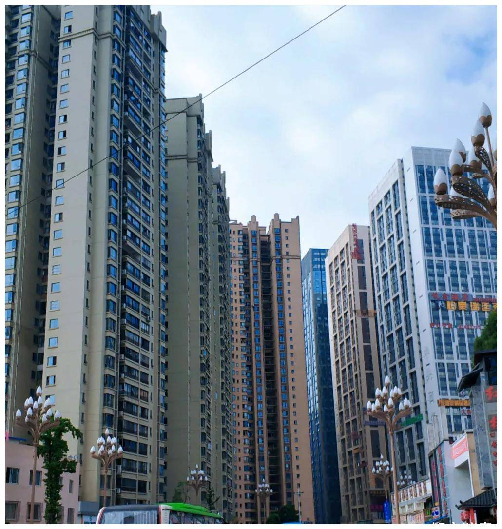 贵阳市花果园楼高人多,有点像香港,许多人在此奋斗过