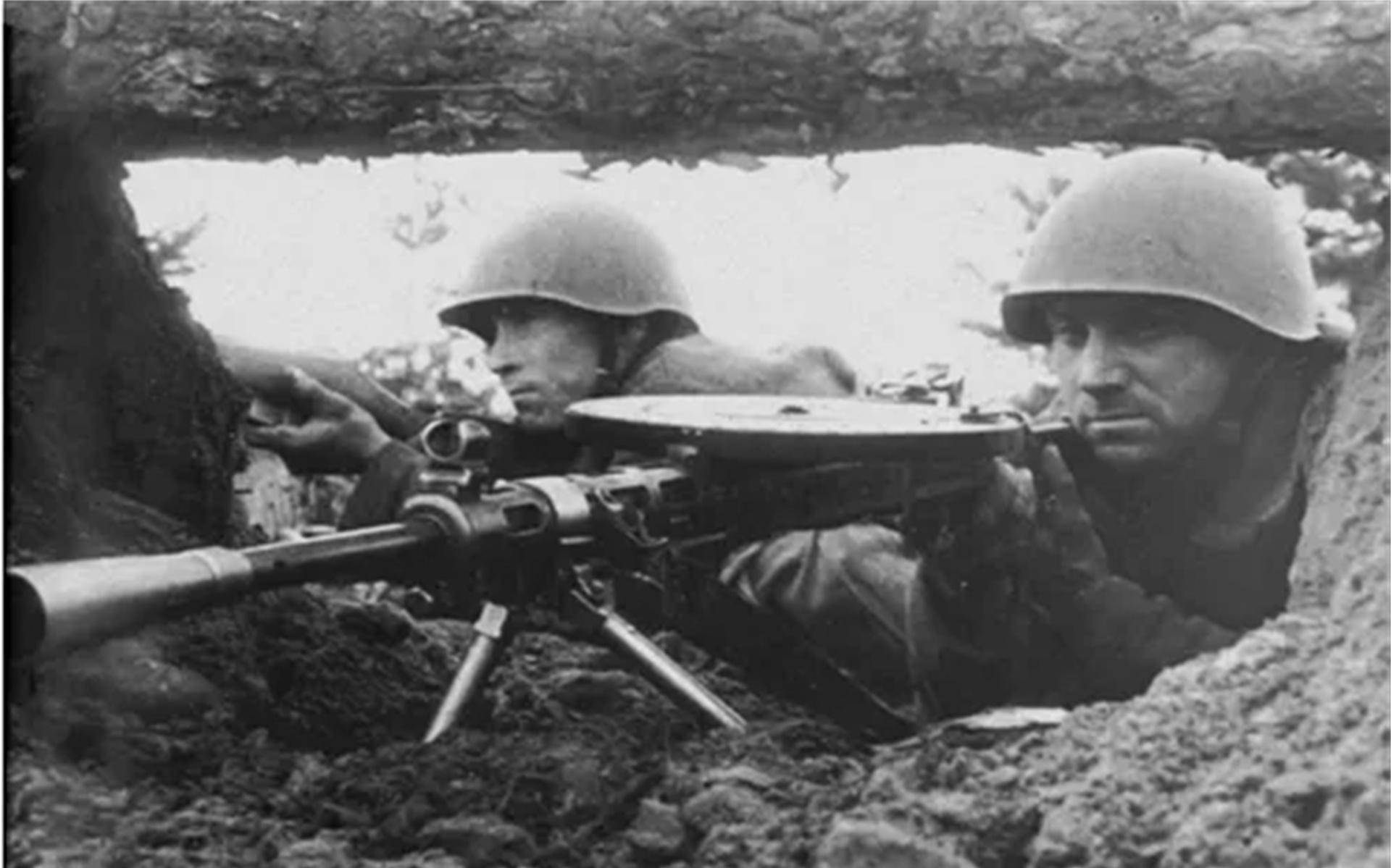 二战最强的苏军士兵:一把斧头砍停坦克,单人单斧追杀53名纳粹