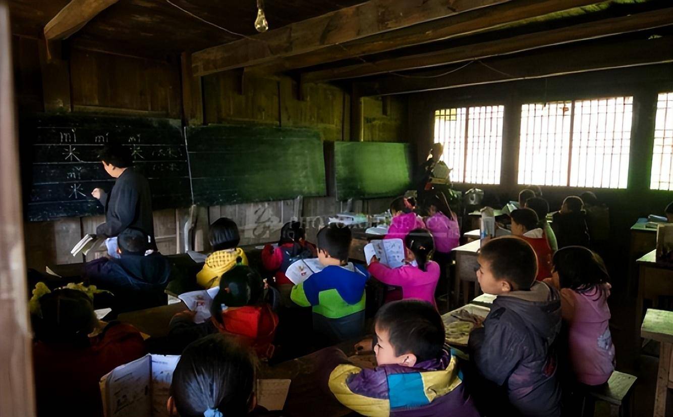 1981年，老师买20元棉鞋，26年后学生送套新房，背后的感人故事