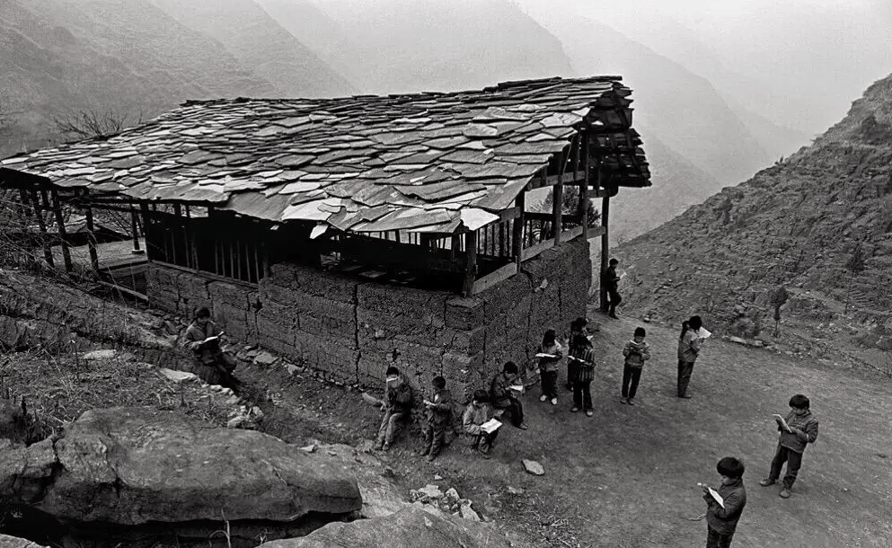 1981年，老师买20元棉鞋，26年后学生送套新房，背后的感人故事