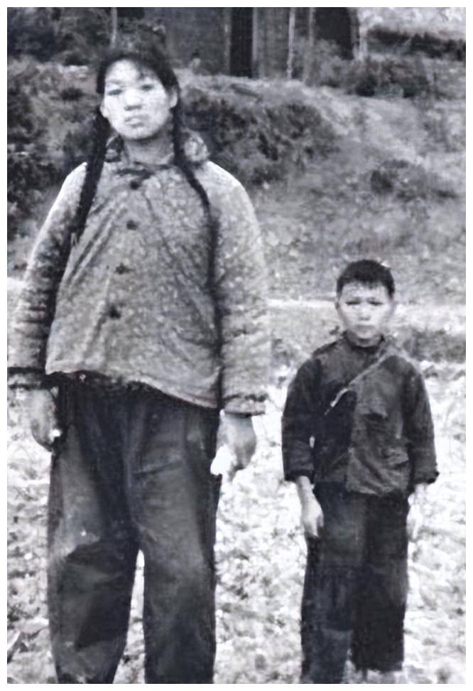 女巨人曾金莲:17岁身高247厘米,一顿饭吃2斤多,遗体40年没下葬