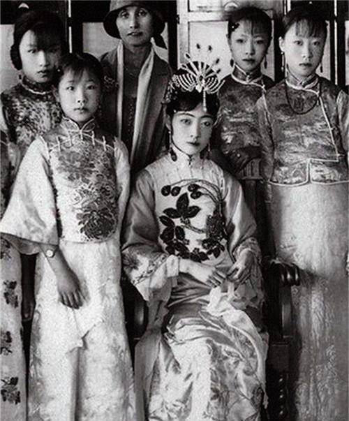 晚清罕见老照片:光绪唯一被拍到的照片,溥杰娶日本老婆笑容全无