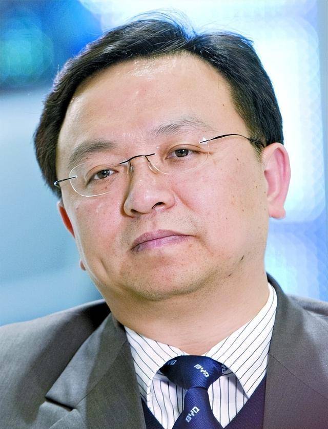 比亚迪老板王传福:15岁失双亲,嫂子卖嫁妆供学,身价百亿不忘恩