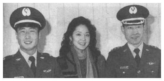 1957年副师长叛逃台湾,获500两黄金和美女老婆,为何后来_张清_蒋介石