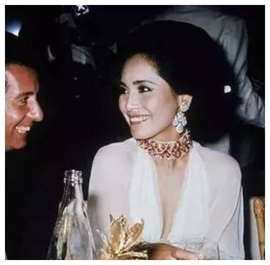 黛薇夫人 从东京艺伎到印尼总统第三夫人!美貌究竟教会人哪些道