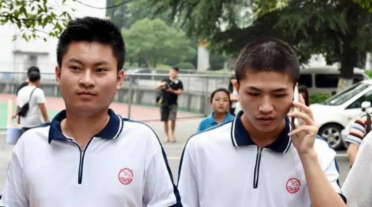 江西两位夺刀少年,为拯救全车人错过高考,7年后更加让人钦佩