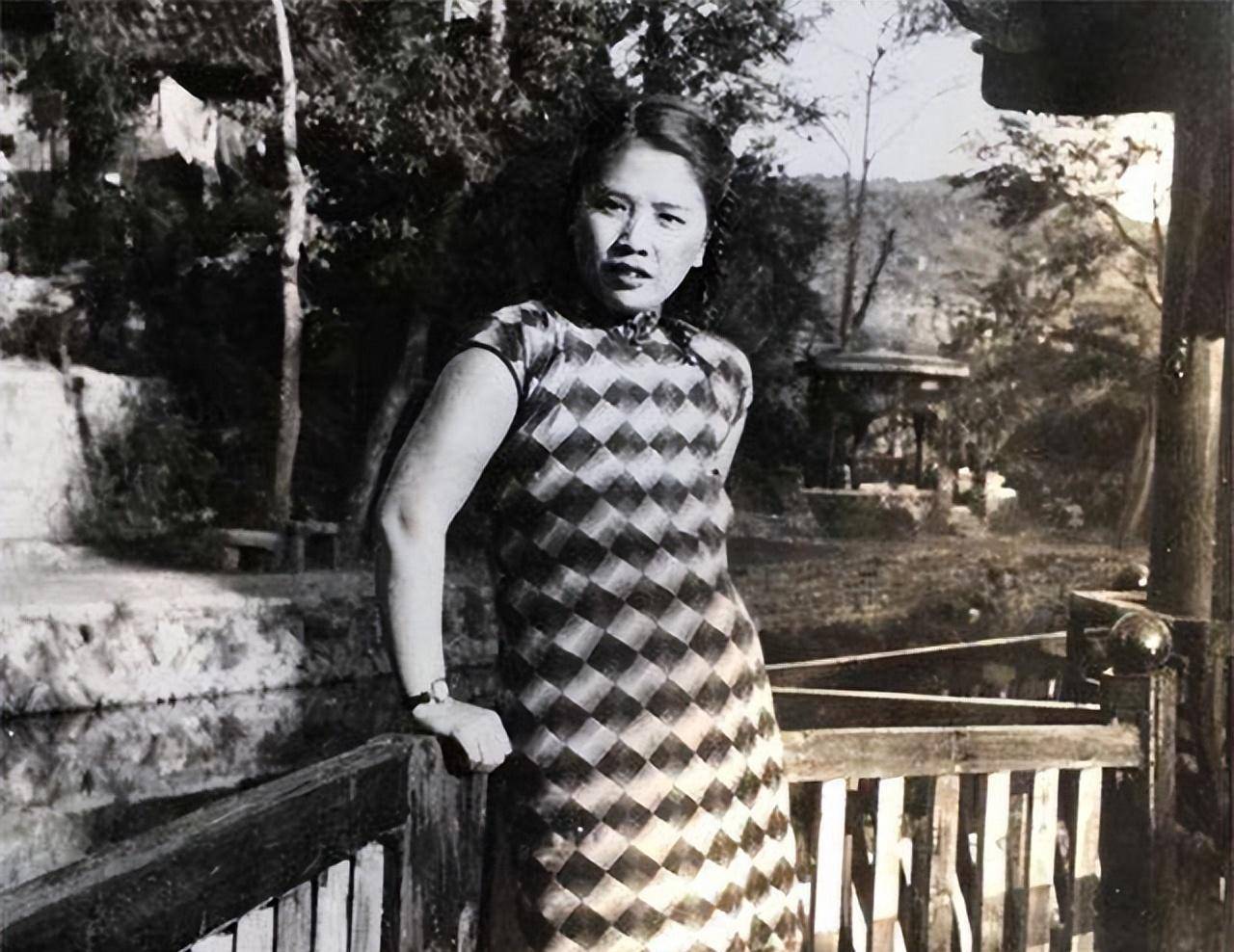 王曼霞牺牲后,其子被嘲笑"野孩子",奶奶:他们给你爸妈扫过墓_陈尔晋