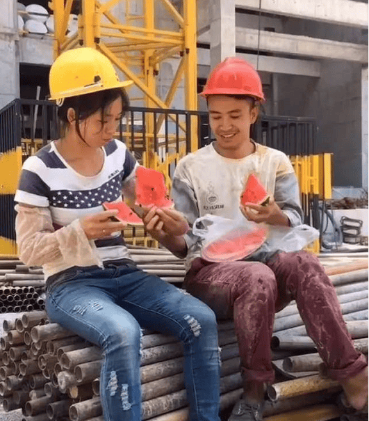 工地最美夫妻资料图片