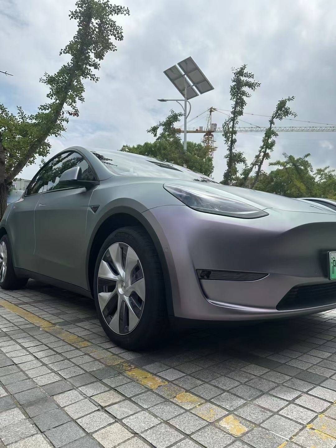 在不同的阳光角度照射下呈现出来的颜色也不同时而严肃时而调皮