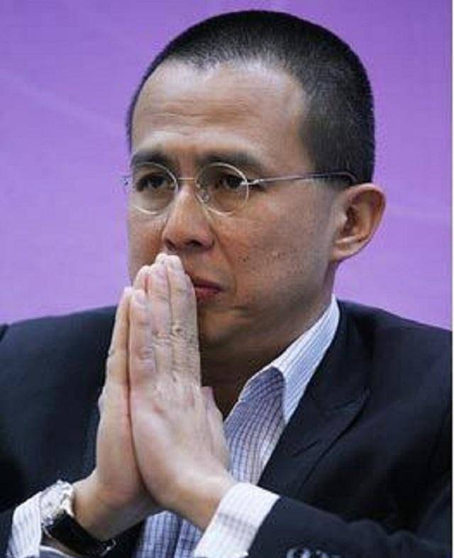 在不久之后占据高位的李嘉诚主动"认怂",突然的决策,让霍建宁立刻退出