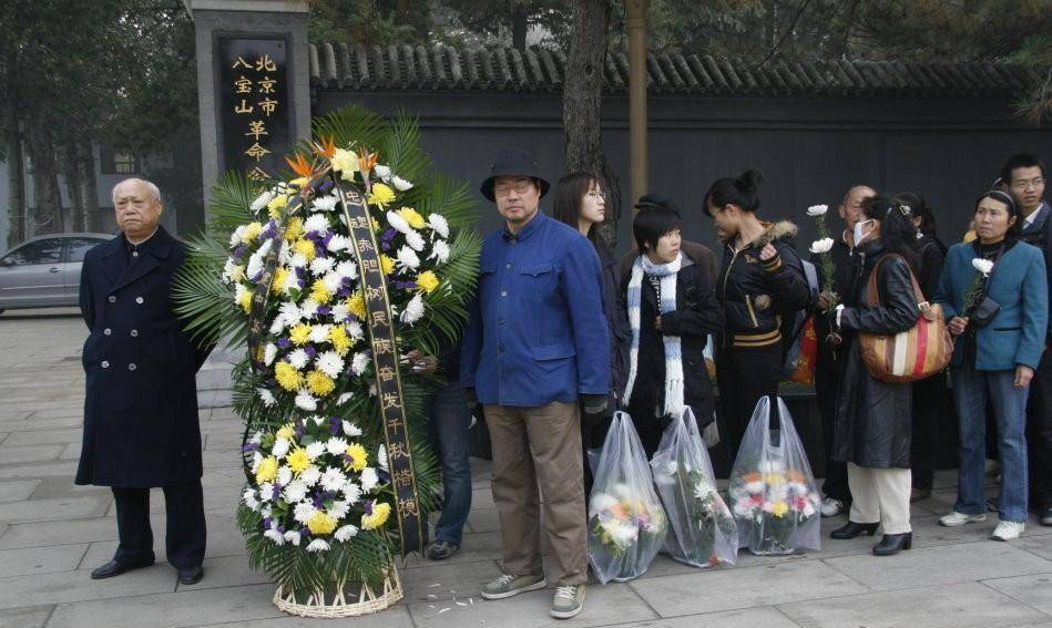 【北京民众送别钱学森】2009年10月31日,钱学森在北京逝世,享年98岁.