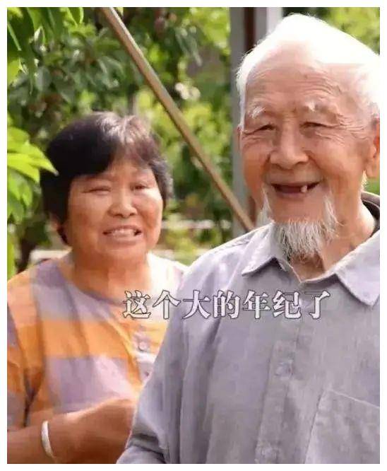 两位四川老人,在农村做饭拍视频爆火,年入300万,背后有何秘_爷爷_陈杰