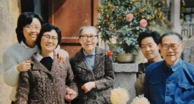 张爱玲姑姑张茂渊:初恋已成家,她却痴等52年,78岁披上婚纱