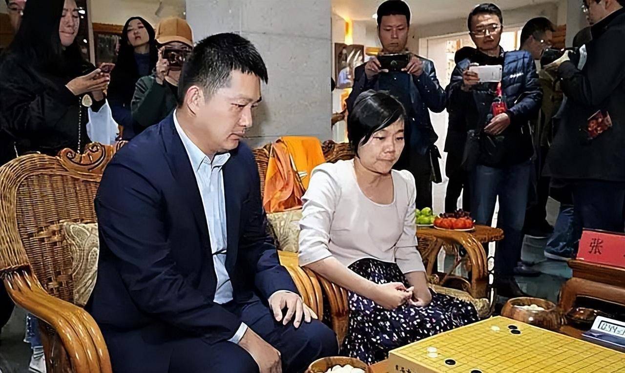 围棋名将常昊近况:不顾恩师反对,娶大8岁的二婚师姑,携手至今