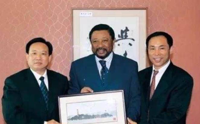 一位温州人的儿子在非洲"当选"总统,多次回中国省亲,还不想走_加蓬