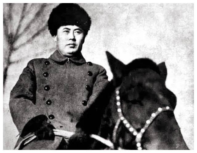 每当思念丈夫时,都会久久望着那张傅作义的照片,这张照片陪伴着张金强