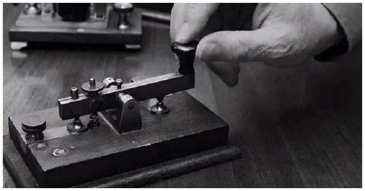 1946年,一国军少将拿枪威胁地下党员:帮我传份情报给叶剑英