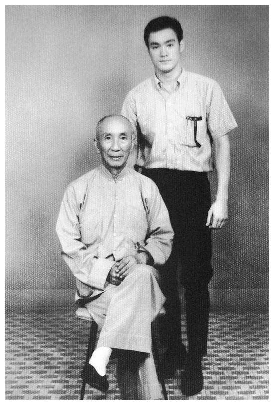 一代宗师叶问珍稀老照片:图3其在打桩,图4与李小龙过招