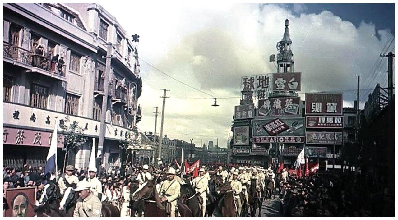 1949年老照片:实拍上海解放,图1上海市民坐在坦克上庆祝解放!