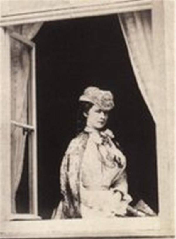 茜茜公主到底有多爱美?怀孕期间也要控制体重,纤腰细到不可思议