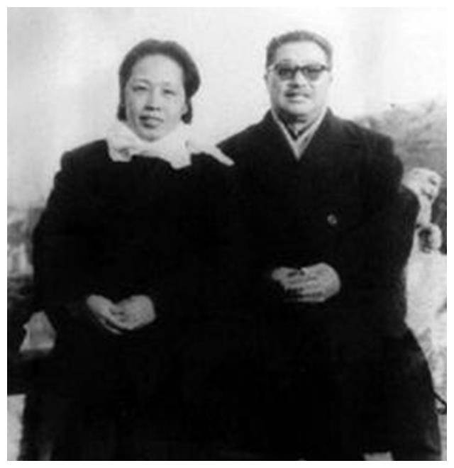 2001年,85岁的薛明非要参加贺鹏飞遗体告别仪式,一句话让人泪目