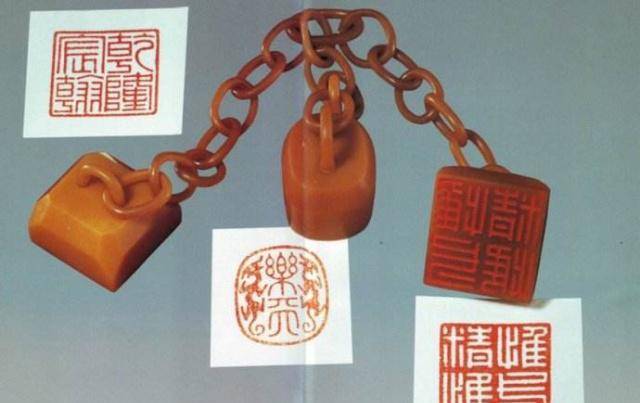 因此,当溥仪被赶出皇宫时,他在仓促之际仍然带上这个三链章,在他眼里