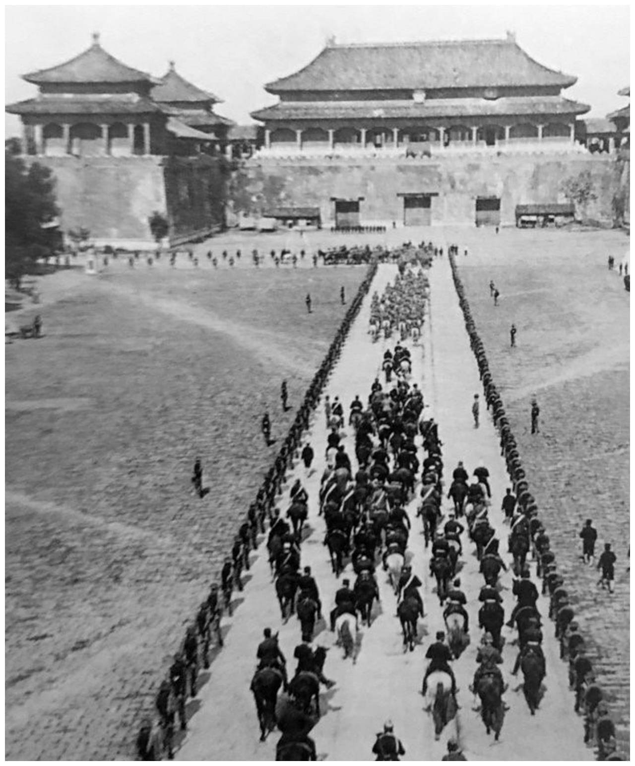 1900年老照片:八国联军入侵京津,图1联军侵略者在紫禁城阅兵!